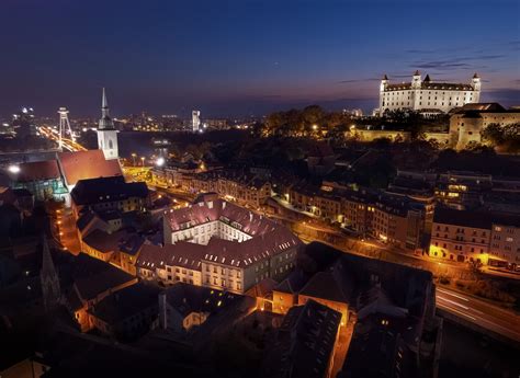 Fotografia vianočne osvetlených ulíc a námestí v historickom centre Bratislavy