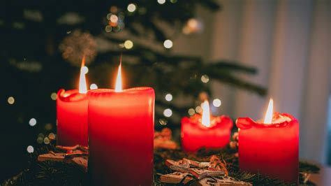 Schéma adventného venca s označením štyroch sviečok, ich významu a smeru zapaľovania proti smeru hodinových ručičiek.