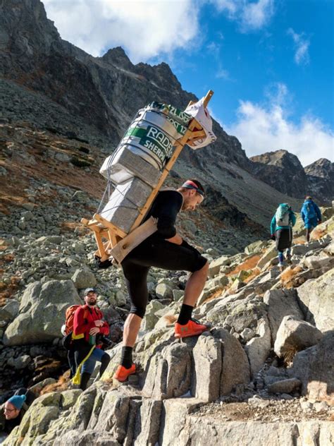 Fotografia z pretekov Sherpa Rallye s nosičmi