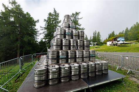 Fotografia pyramídy z pivných sudov na Hrebienku