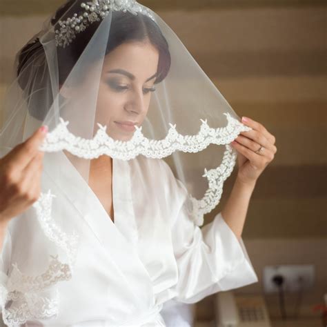 Nevesta so svadobným závojom, ktorý symbolizuje čistotu a nevinnosť