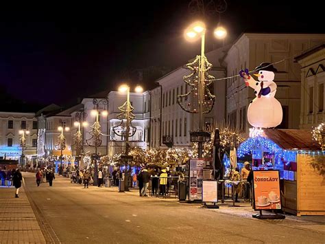 Vianočne vyzdobené centrum mesta s vianočnými trhmi a osvetlením