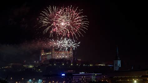 Novoročný ohňostroj osvetľujúci nočnú oblohu