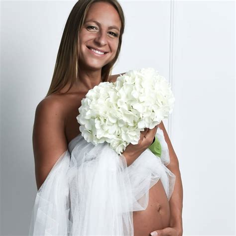 Ilustrácia s rôznymi novoročnými symbolmi ako sú ohňostroj, šampanské a kalendár