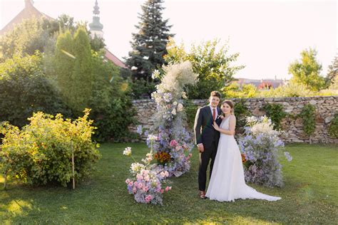 Svadobný obrad v záhrade Neco Modra s romantickou výzdobou.