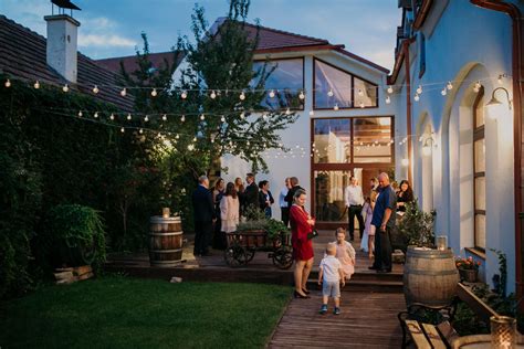 Detail záhrady Neco Modra s osvetlením večer.