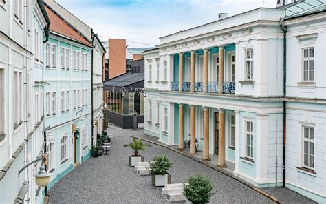 Malebná ulička v Modre s vinohradníckou atmosférou