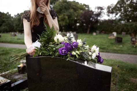 Tematické foto s pohrebnými kvetmi alebo smútočnou stuhou