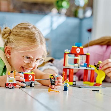 Koláž rôznych LEGO stavebníc pre chlapcov