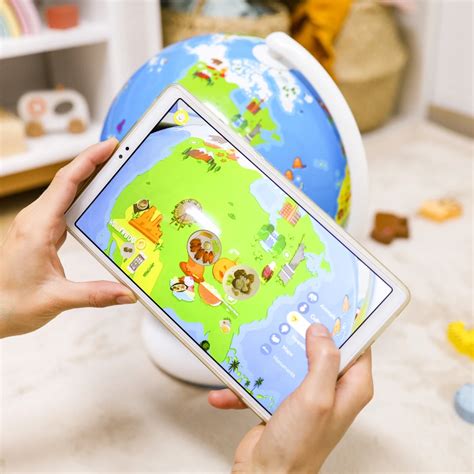 Interaktívny glóbus Orboot s tabletom zobrazujúcim informácie