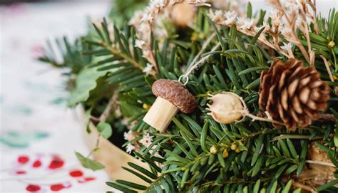 Detail ručne vyrobenej vianočnej ozdoby z prírodných materiálov