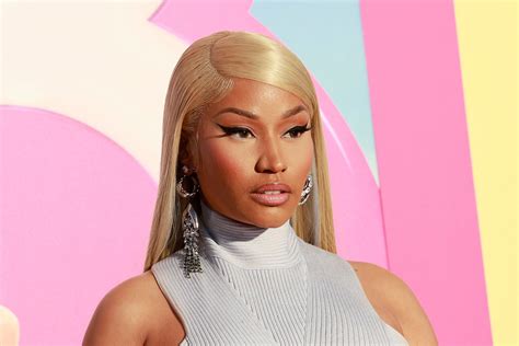 Tematické foto Nicki Minaj s výrazným líčením a parochňou