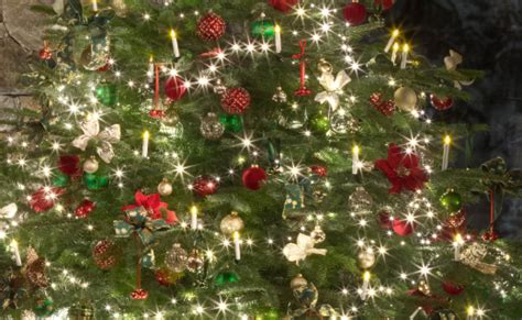 LED vianočné reťaze rôznych farieb a dĺžok na vianočnom stromčeku