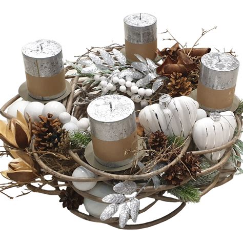 Vianočný stôl s ručne vyrobeným svietnikom a adventným vencom v prírodnom štýle