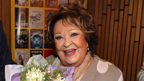 Jiřina Bohdalová prednáša prejav na pohrebe Karla Gotta