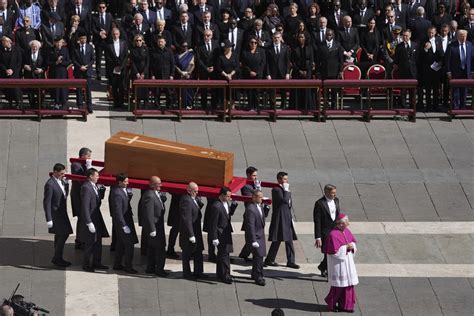 Rakva s pozostatkami Karla Gotta vynášaná z katedrály