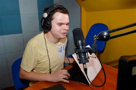 Ondrej Rosík pri práci v rozhlasovom štúdiu s technickým vybavením