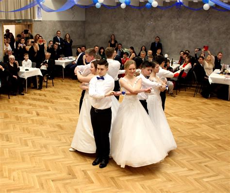 ilustračné foto: elegantný rodičovský ples v škole, tancujúci rodičia a učitelia