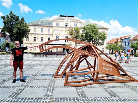 Zasnúbený pár v Liptovskom Mikuláši, v pozadí historické centrum