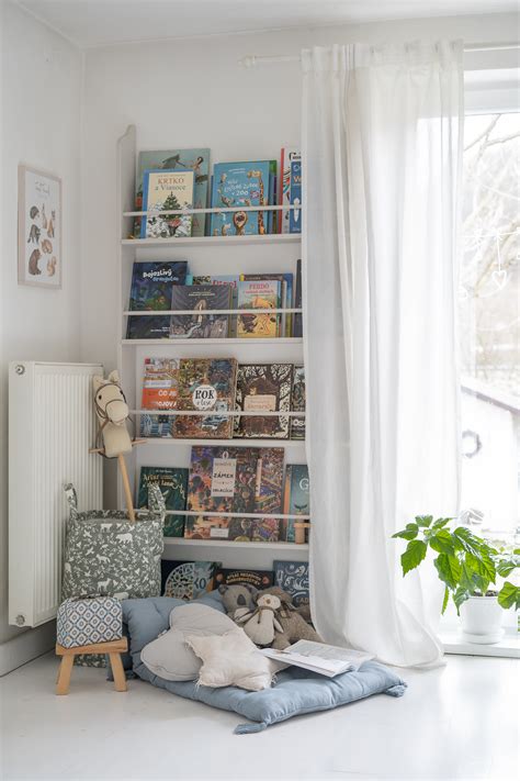 Koláž rôznych „huncútstiev“ vianočného škriatka v detskej izbe