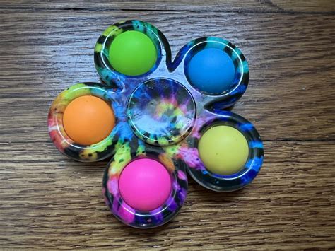 Ukážka rôznych DIY masiek: hrozno z balónikov, šalát, fidget spinner.