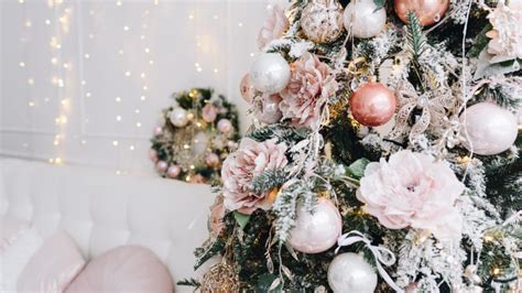 Schéma znázorňujúca správne poradie vrstvenia ozdôb na vianočnom stromčeku - od svetielok až po špic.