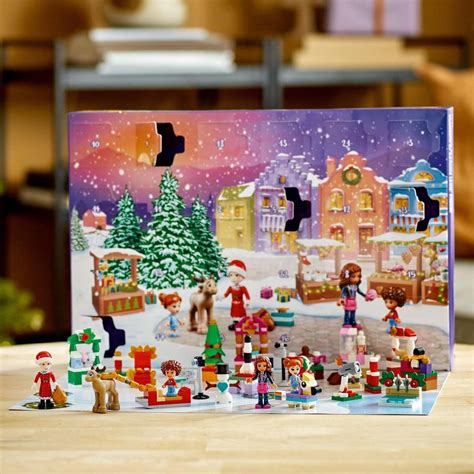 Infografika: LEGO Friends Adventný kalendár 2023, s dôrazom na zvieratkové ihrisko a mini modely.