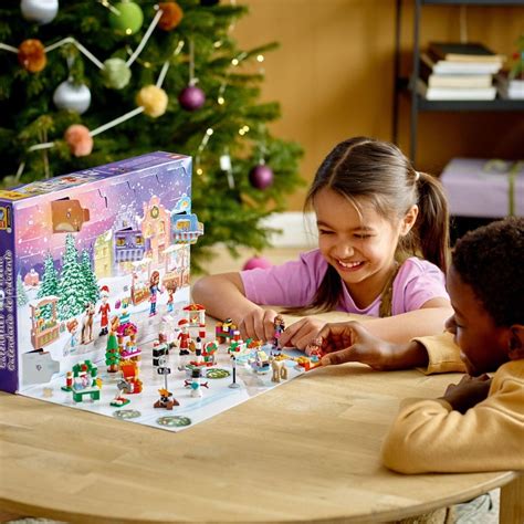 Ilustrácia: LEGO Friends Adventný kalendár 2022, scéna vianočných trhov.