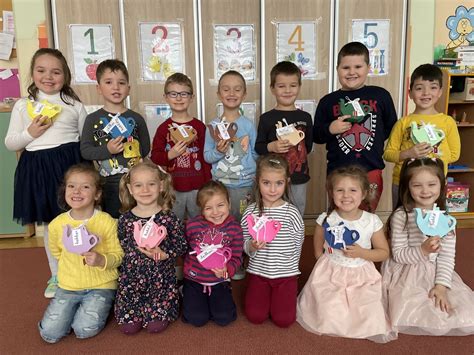 Ilustračná fotografia učiteľky s darčekmi od žiakov