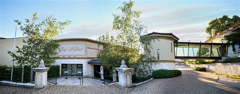 Záber na exteriér hotela Zlatý Kľúčik s terasou a výhľadom na mesto Nitra