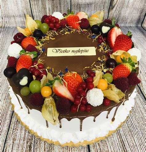 Ilustrácia torty s ovocím a krémom zdobenej jedlými striebornými konfetami.