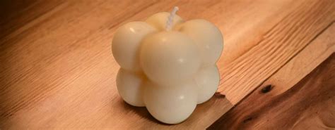 Koláž zobrazených farieb (pomarančová, zelená, žltá, biela, fialová) a rastlín (čakanka, saturejka, levanduľa, ruža)