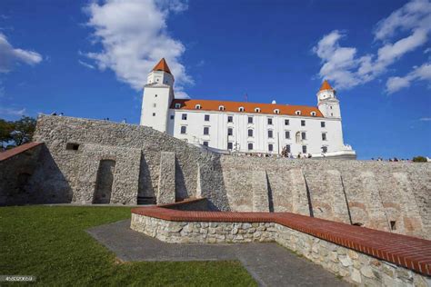 Detail Slovenského betlehemu zobrazujúci Bratislavský hrad a katedrálu