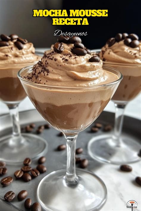 Paleta vianočných farieb: vzorky bordovej, zlatej, Mocha Mousse a pastelových odtieňov