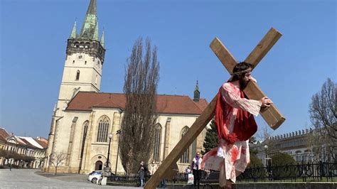 Ľudia umývajúci sa v potoku za úsvitu na Veľký piatok