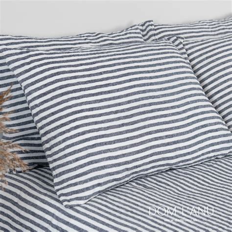 ukážka látky s modro-bielymi pruhmi typickými pre námornícky štýl