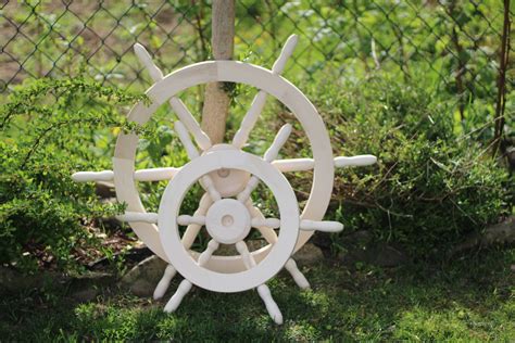 kombinácia námorníckych dekorácií ako je kormidlo a záchranné koleso