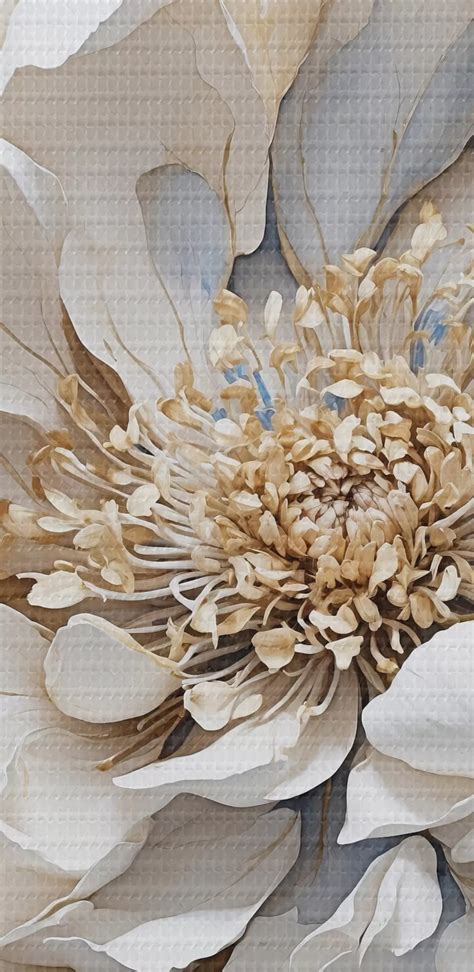 Detail svadobného stola s elegantnou modrou a zlatou výzdobou, porcelánovým riadom a kvetinovými aranžmánmi