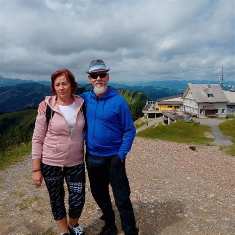 Ilustrácia páru, ktorý si vymieňa nežné pohľady pri východe slnka