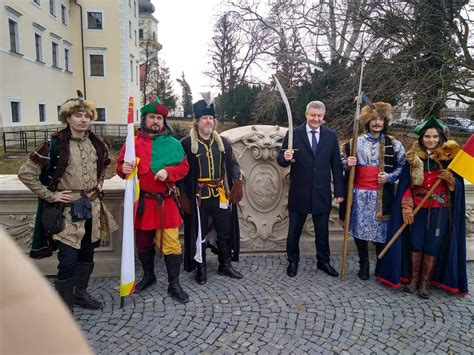 Ilustračná fotografia zachytávajúca rečníka pri slávnostnom prejave pred publikom.