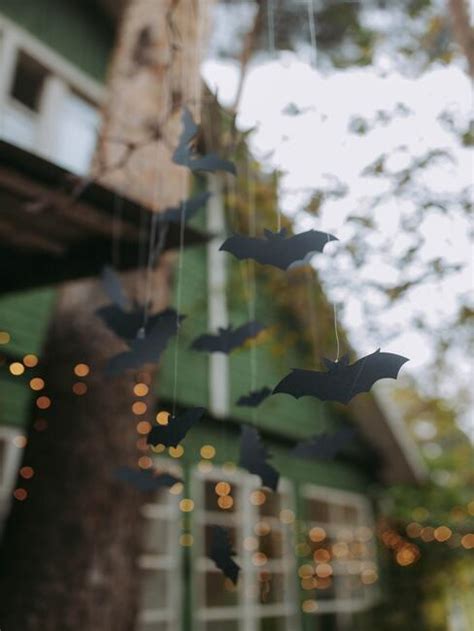 Fotka: Papierové halloweenske dekorácie ako netopiere, pavučiny alebo papierové tekvičky