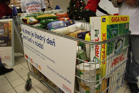 Tématické foto Vianočnej potravinovej zbierky Tesco