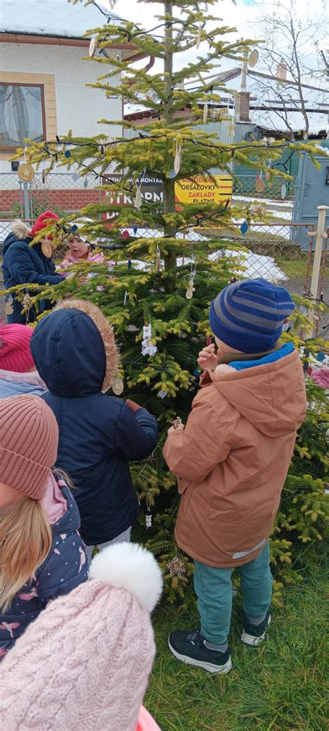 Ilustrácia výroby vianočného venca deťmi