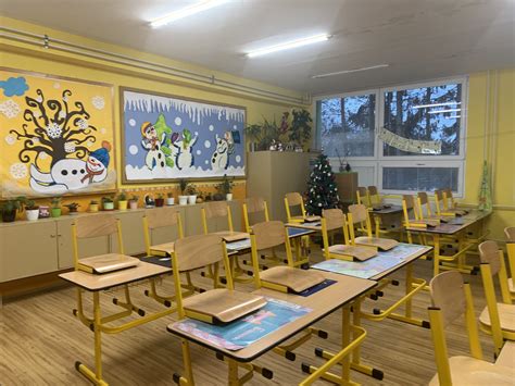 Nástenka vo vestibule školy vyzdobená detskými prácami