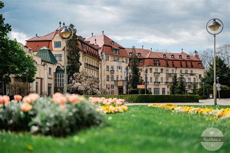 fotografia hotela Thermia Palace s upravenou záhradou počas večerného osvetlenia