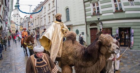 Ilustrácia zobrazujúca Grincha v jeho jaskyni nad mestečkom Kdovíkov