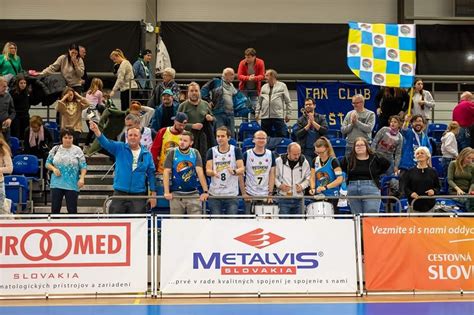 Záber na mládežnícky hádzanársky zápas v hale s hráčkami v akcii