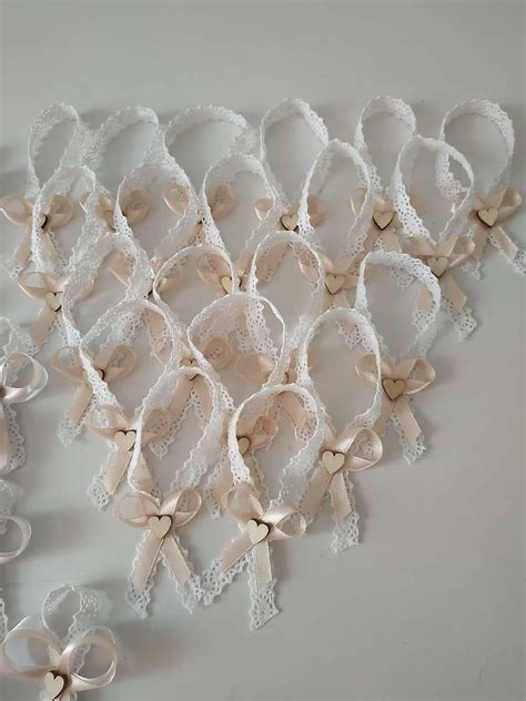 Detailná fotografia jutovej stuhy s čipkou použitej na výzdobu svadobného obrusu alebo svadobného auta.