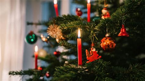 porovnanie tradičných sviečok a LED sviečok na vianočnom stromčeku