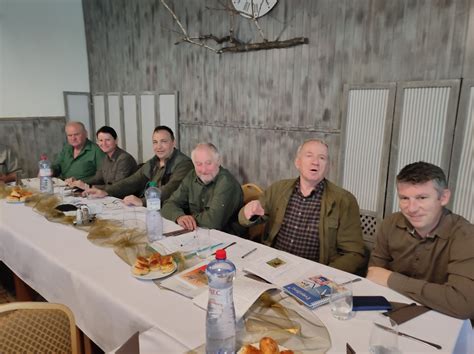 Tematické foto poľovníckeho združenia pri údržbe poľovníckych zariadení alebo kŕmení zveri